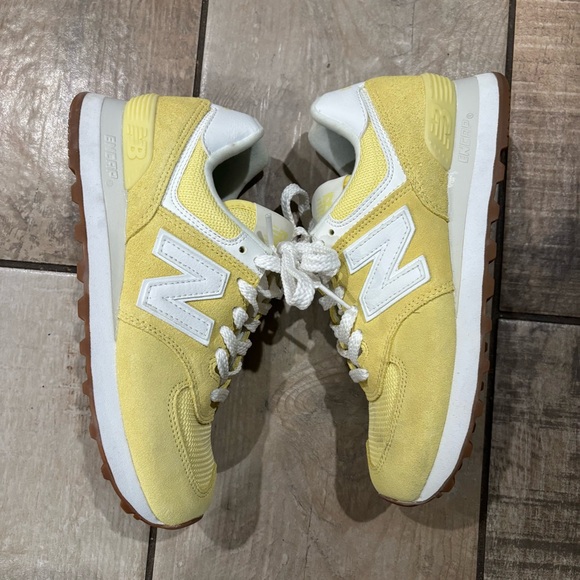 NEW BALANCE WMNS 574. Yellow 'LEMON HAZE' Size 6 - Picture 3 of 7